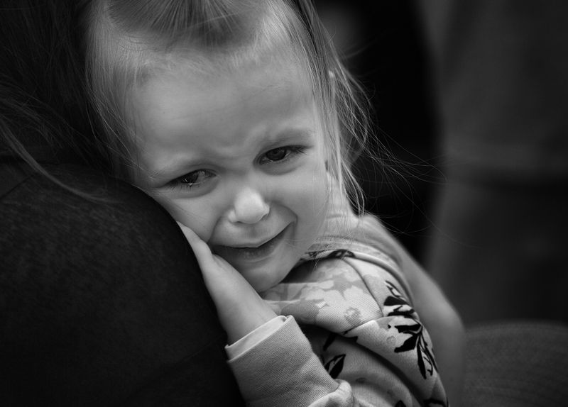 дети, чб фото, уличное фото, непостановочный  уличный детский портрет, эмоции Дети и Город. Уличный портрет фото превью