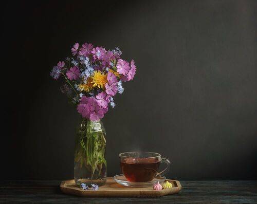 Чашка чая и весенние цветы..