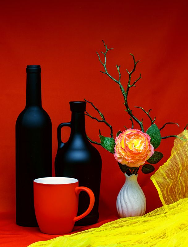 На красном. фото превью