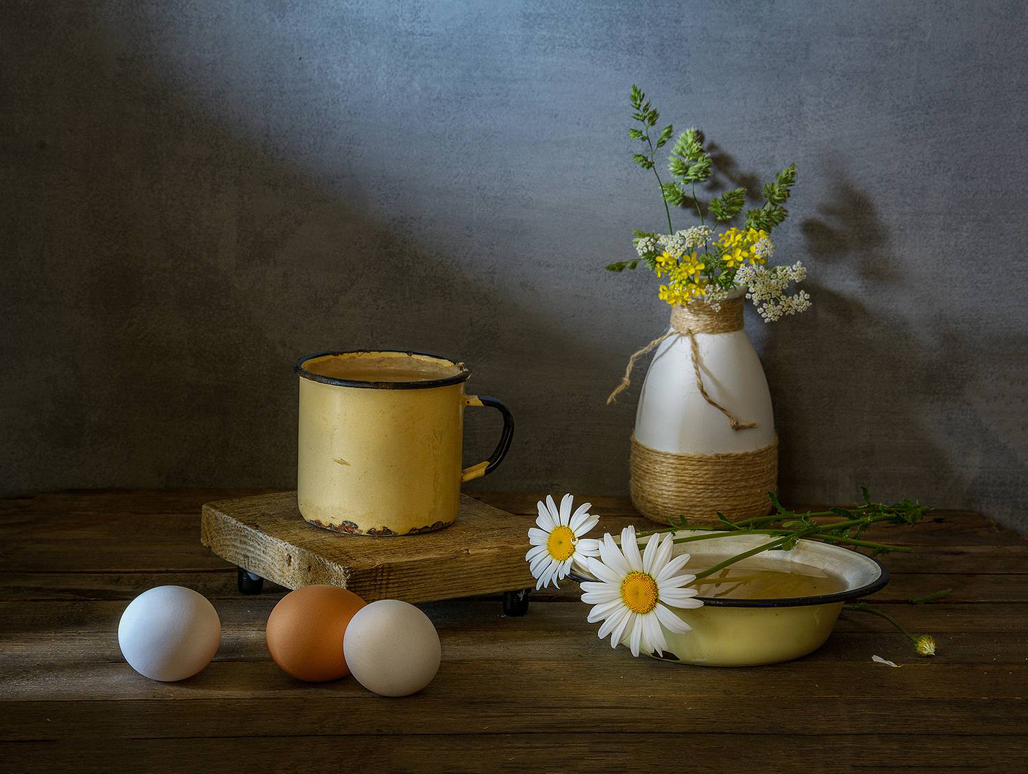 ромашки, тарелка, вода, бутылка, цветы, трава, кружка, подставка, яйца, Алексей Бычков