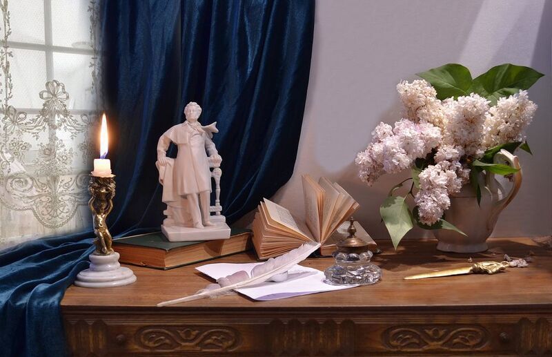 still life, натюрморт, цветы, фото натюрморт, день рождения а.с.пушкина, сирень, фарфор, настроение, статуэтка пушкина, свеча, подсвечник, книги, перо, 6 июня, лето, июнь, чернильница С днём рождения, Александр Сергеевич! фото превью