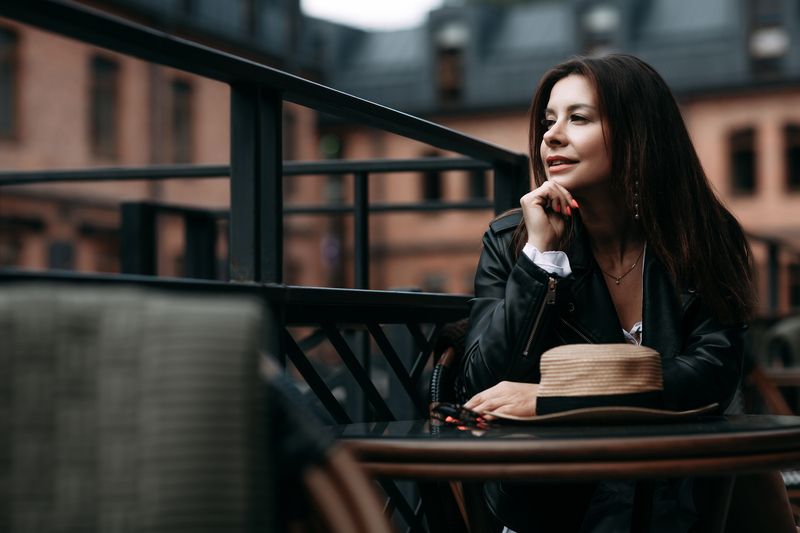 молодая девушка, городской стиль, дворы, на открытом воздухе Анна фото превью