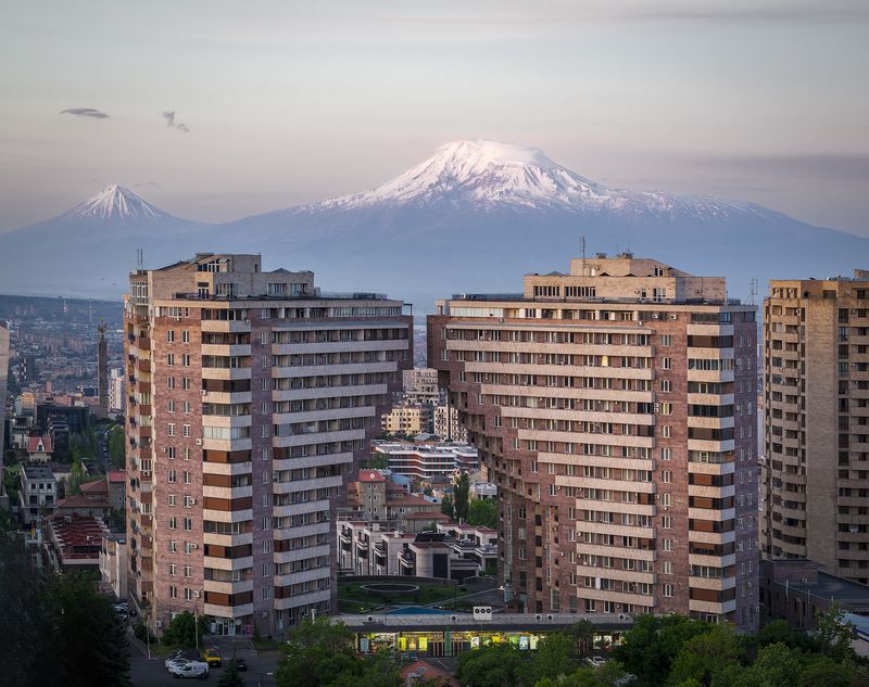 Целующиеся небоскребы Еревана на фоне Арарата фото превью