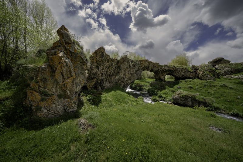 Армения, Гегаркуникская область, село Цаккар, Двуарочный природный мост в селе Цаккар фото превью
