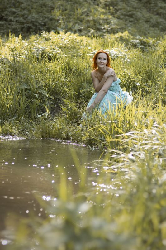 Возле берега реки фото превью