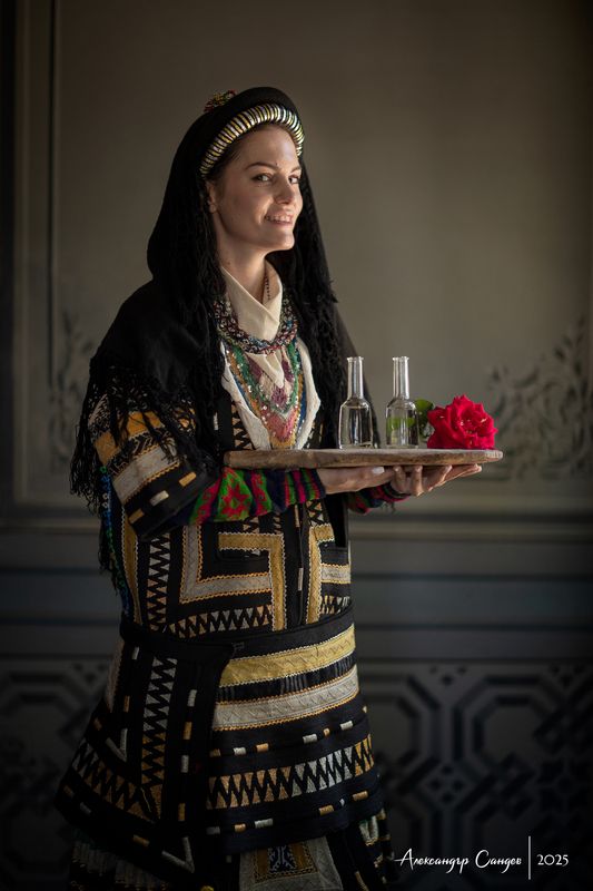 Каракачанка в традиционной аутентичной одежде фото превью