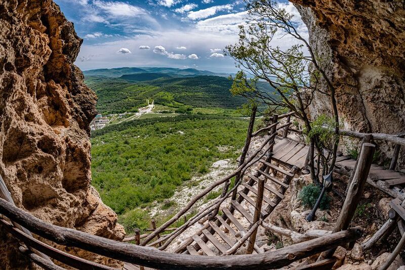 Монастырь на горе фото превью
