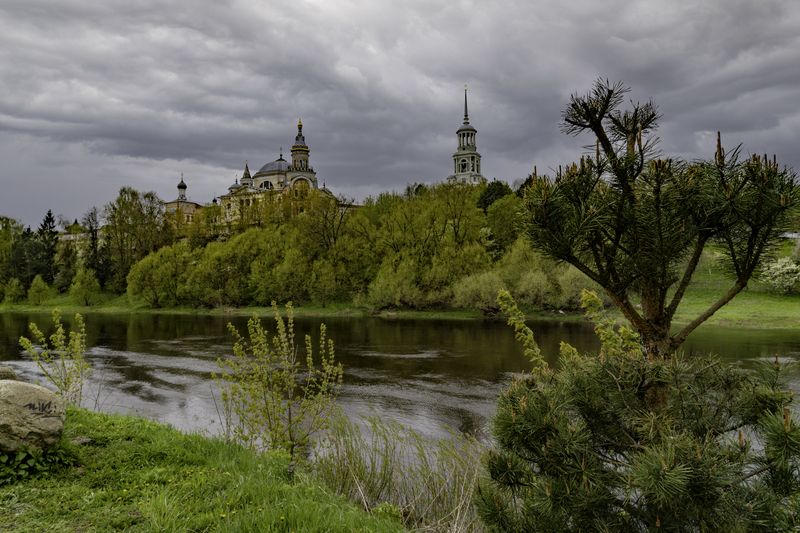 россия, тверская область, торжок, река тверца, новоторжский борисоглебский мужской монастырь Типичный Торжок фото превью
