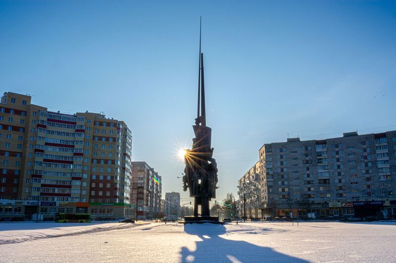 Северодвинск, стела Мир и труд на площади Корабелов (Пашаева) фото превью