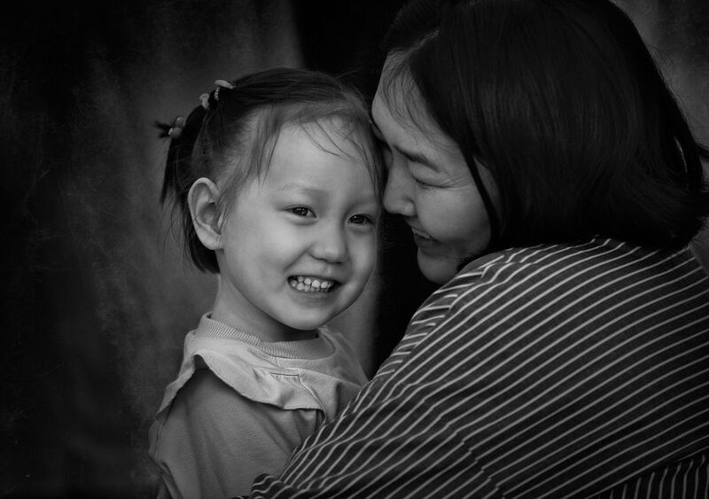 дети и город,про детство, чб фото, уличный детский портрет, жанровое фото, эмоции, дети и мама Уличный портрет. На детской площадке фото превью