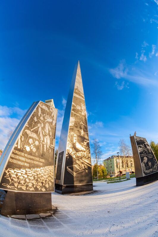 Северодвинская стела Город трудовой доблести и славы фото превью
