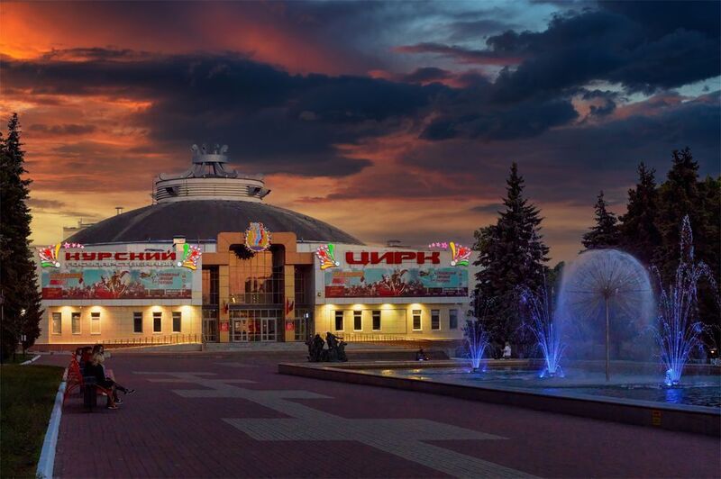 город, архитектура, фонтан, вечер, небо, облака Курский цирк фото превью