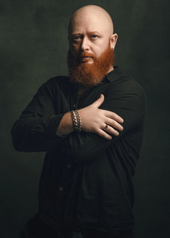 мужской портрет, глаза, взгляд, костюм Michael фото превью