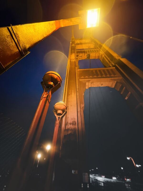 On the bridge under the rain фото превью