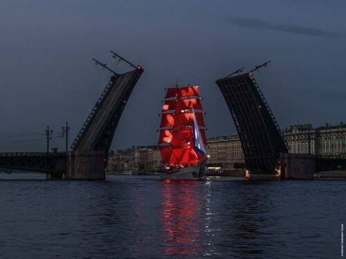 Между створок Дворцового моста