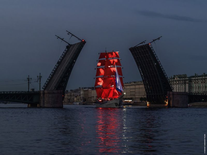 #archicture, #geometry, #bridge, , #city, #nigth, #water, #river, #алые_паруса, #парусник, #санкт-петербург Между створок Дворцового моста фото превью