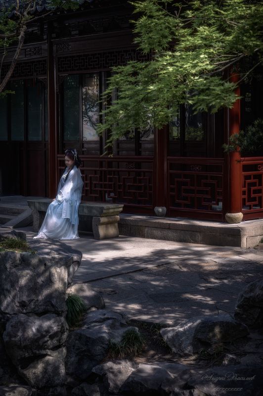 стрит, репортаж, девушка в саду, сад радости, юй юань, шанхай, китай Девушка в саду фото превью