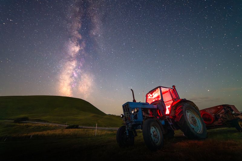#milkyway, #landscape Milky Way over Old Tractor  фото превью