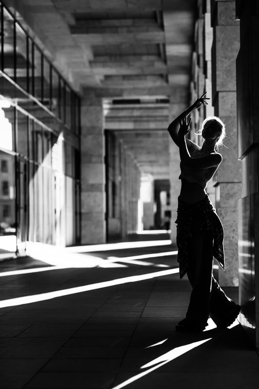 молодая девушка, городской стиль, дворы, на открытом воздухе контрасты фото превью