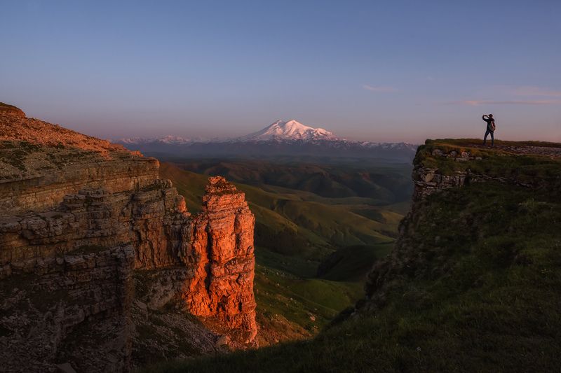 кавказ, карачаево-черкесия, кчр, горы, бермамыт, скалистый хребет, эльбрус Ловец заката фото превью