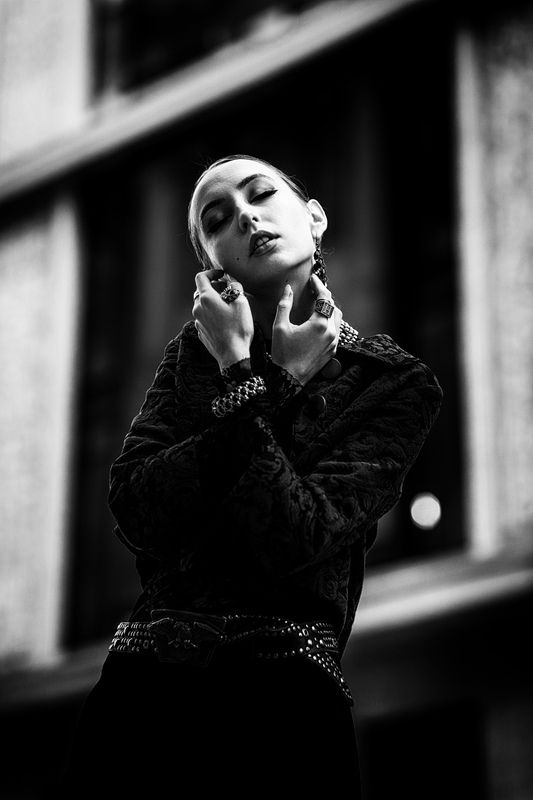 молодая девушка, городской стиль, дворы, на открытом воздухе Настя фото превью