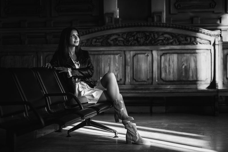 молодая девушка, городской стиль, дворы, на открытом воздухе Анна фото превью