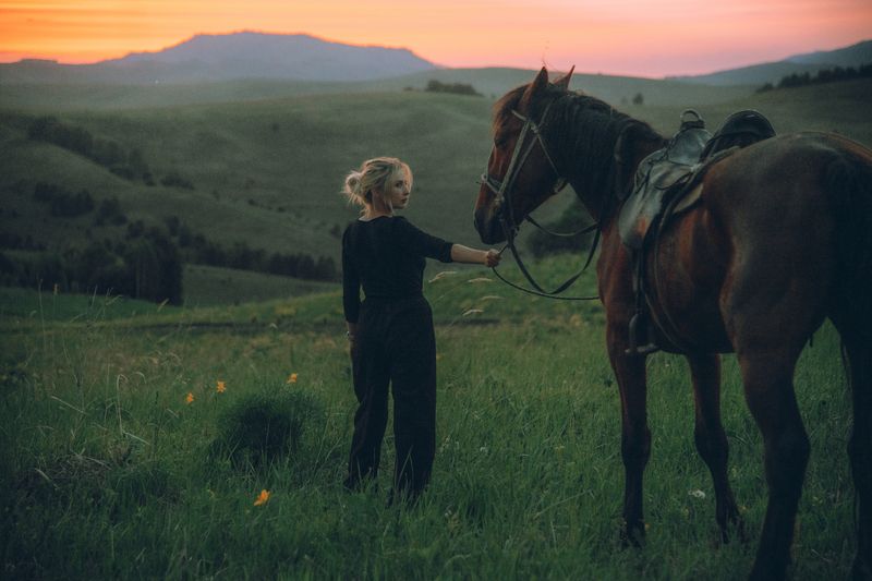 горы, зелень, лес, лошадь, девушка, закат, Алтай Горный Алтай фото превью