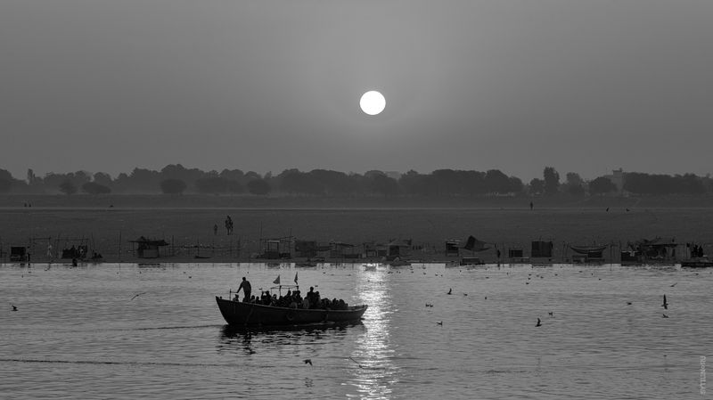 варанаси, индия, ганг, рассвет, прогулки, рассвет, деревянный, солнце, восход, буддизм, культурный, религия, священный, черно-белый, жанр, путешествие, экскурсия. река, Черно-белая Индия.  фото превью