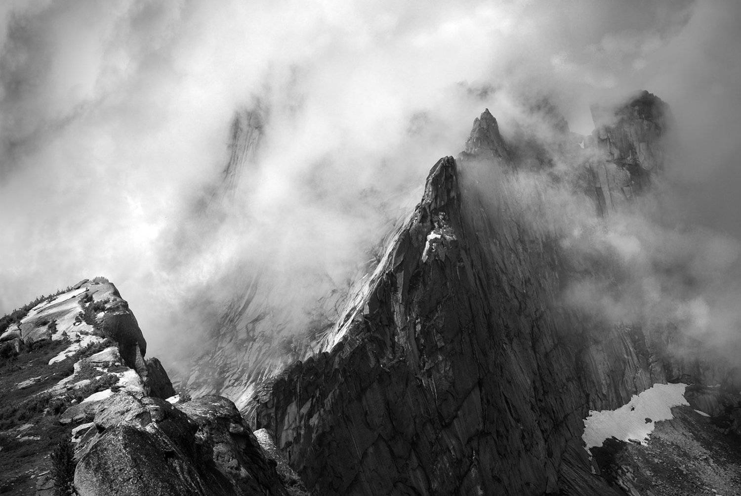 пейзаж, природа, Ергаки, Саяны, Красноярский край, Сибирь, скалы, пик, вершина Звездный, высокий, большой, красивая, чб, чернобелое, туман, непогода, острые, крутые, снег, облака, Дмитрий Антипов