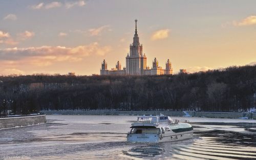 Золотился вечер над Москвой...