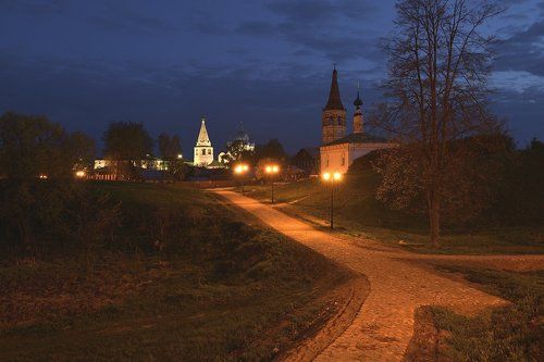 По пути к весеннему рассвету в Суздале у Никольского и Ильинского храмов