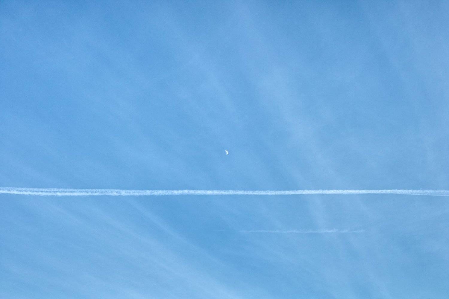 #sky, #mark, #clouds, #air, #moon, #signature, #landscape, #blue, #white, #nature, #foveon, #sigma, #dp2, #50mm, #geometry, #lines, #пейзаж, #небо, #луна, #облака, #след, #самолет, Денис Ганенко