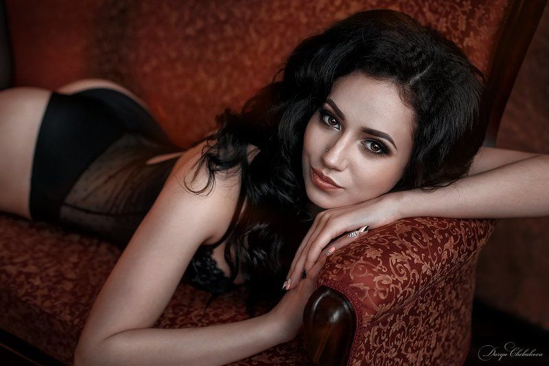 брюнетка, на диване, глаза, боди Её глаза... фото превью