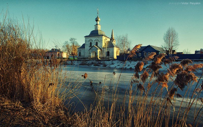 Церквушка у реки фото превью