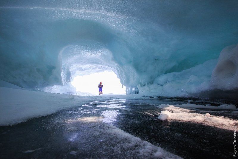 Байкал, Бурятия, Зима, Лед, Пещера, Путешествия, Снег, Человек Ледяные пещеры Байкала. фото превью