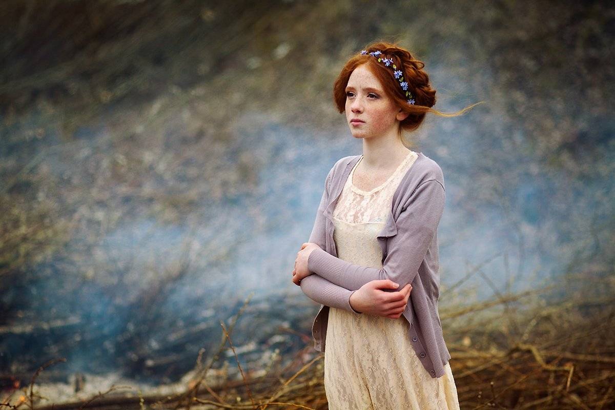 весна, девушка, рыжая, сказка, весна, дерево, природа, белое платье, венок, цветы, ветер, дым, огонь, Ровдо Яна