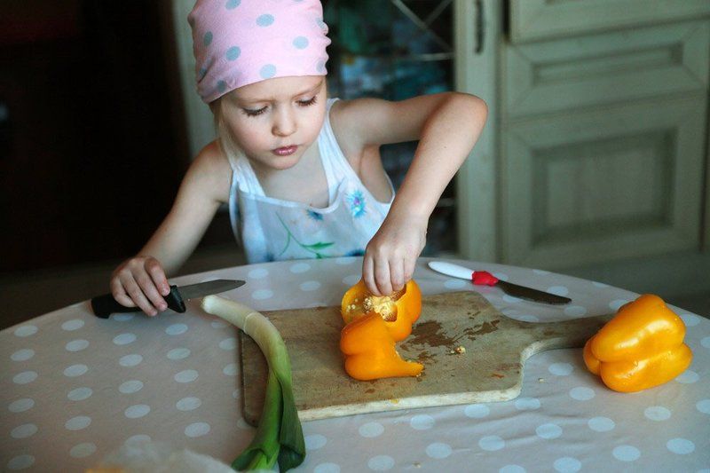 Дети, детство, ребенок, люди, человек, портрет, серия, жанр, жанровый портрет, девочка, обстановка.  Дочь фото превью