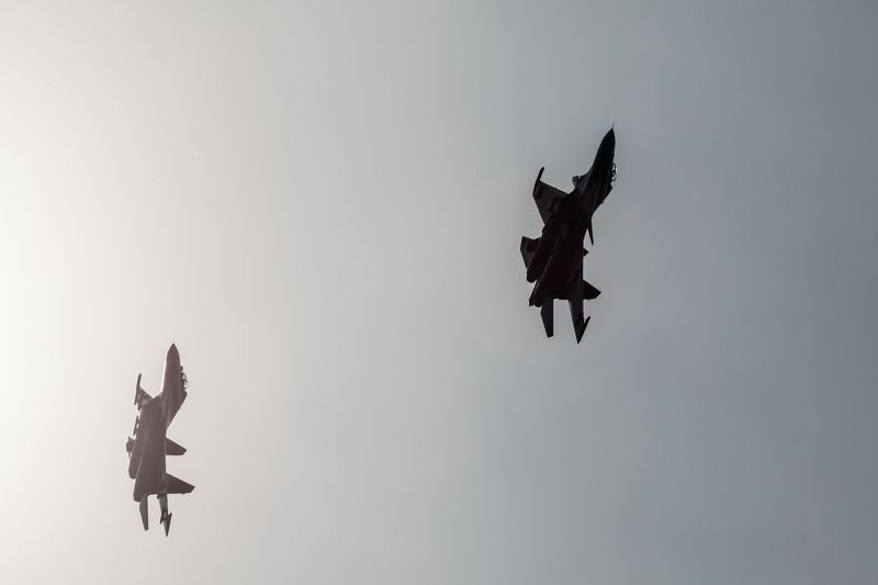 самолет, МАКС, техника, истребитель, Су-34, пилотаж, маневр, контровый свет, небо, авиация, военный  Я и моя тень фото превью