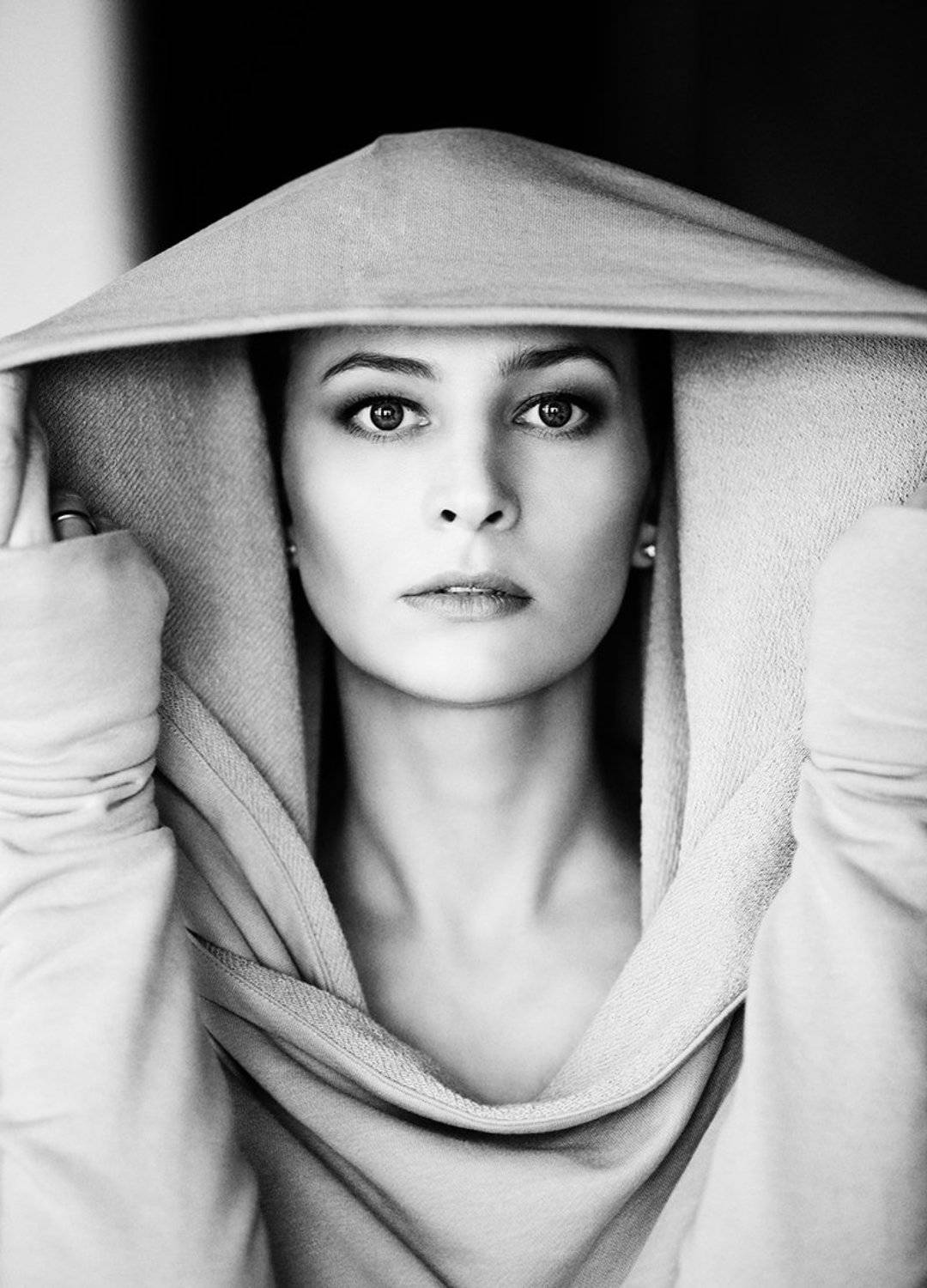 100мм, Взгляд, Естественный свет, Женский портрет, Женщина, Капюшон, Портрет девушки, Фэшн, Черно-белое фото, Черно-белый портрет, Наталья