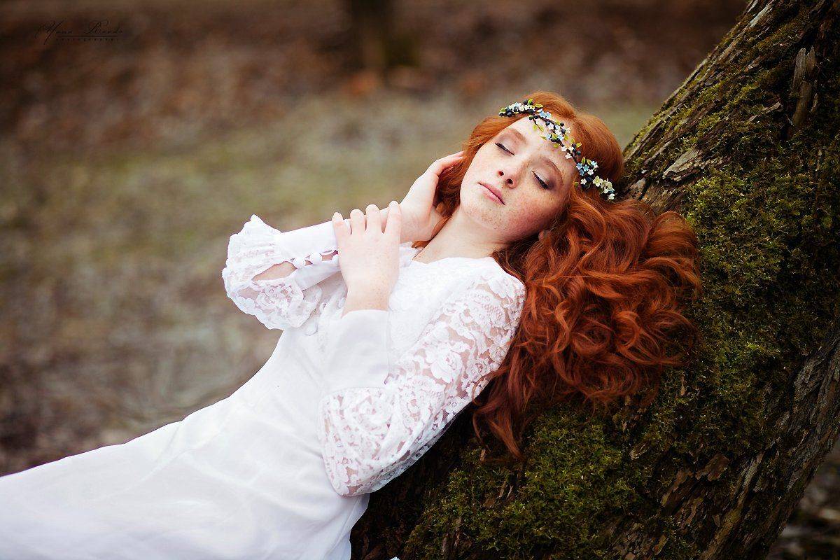 весна, девушка, рыжая, сказка, весна, дерево, природа, белое платье, венок, цветы, сон, спящая красавица, сказка , Ровдо Яна