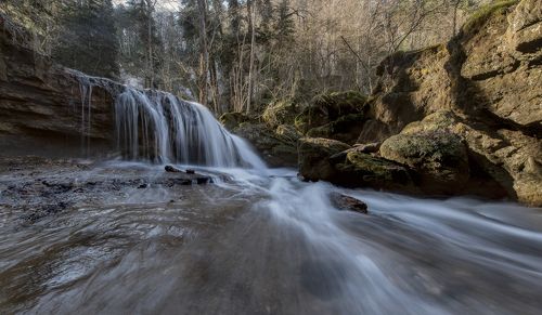 Все течет и бежит Вода и Камни в холодной Воде
