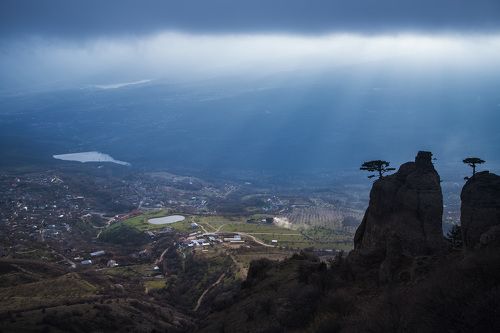 Косые лучи заходящего солнца