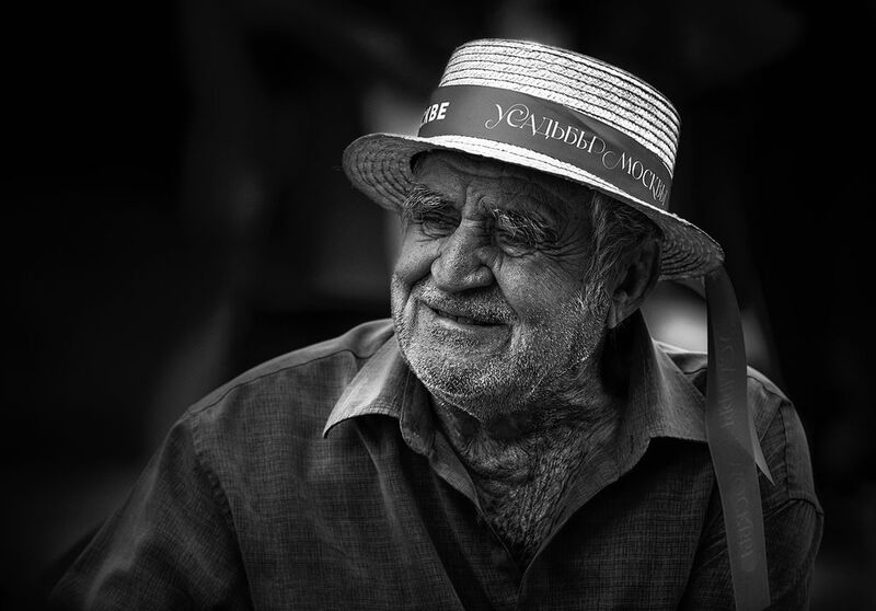 чб фото, уличный мужской портрет, уличное фото, праздник в городе, зрители Уличный мужской портрет фото превью