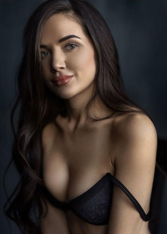 портрет, девушка, студия, красота, грудь, взгляд, тело Саша фото превью