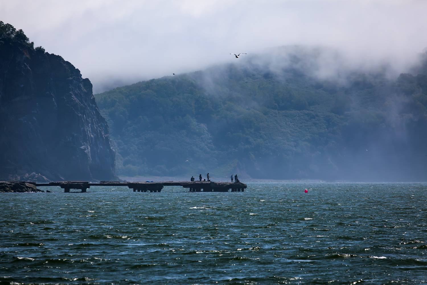 старый пирс; рыбаки; авачинская бухта; туман; сопки; ветер; камчатка, Уткин Дмитрий
