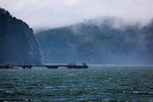 Рыбаки на старом пирсе
