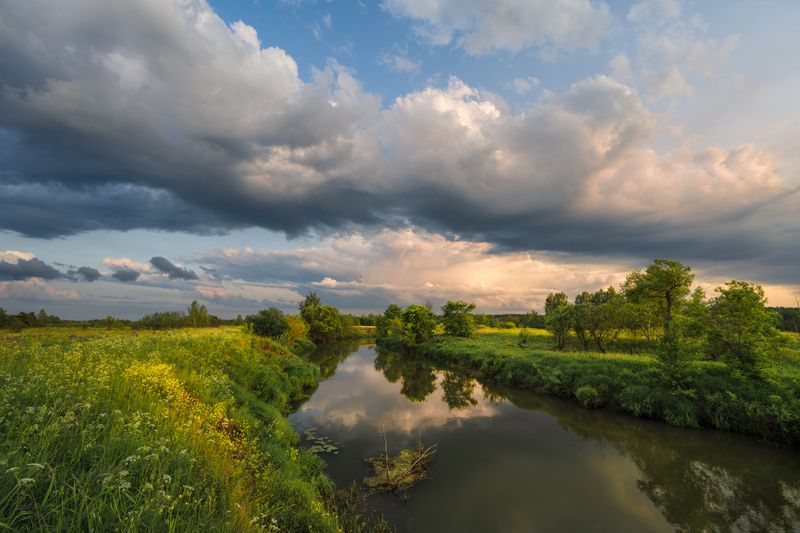 вечер, река, небо, облака, тучи, берег, отражение у реки фото превью