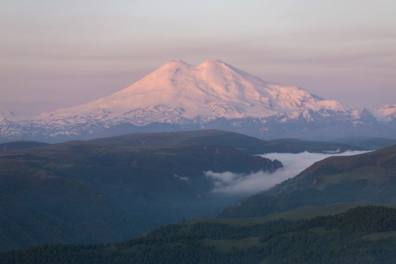 рассвет, кавказ, горы, кбр, приэльбрусье, эльбрус, шаджатмаз, лошадь, туман, холмы, предгорье На рассвете фото превью