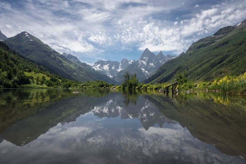 Зеркальная гладь озера Туманлы-Кёль фото превью