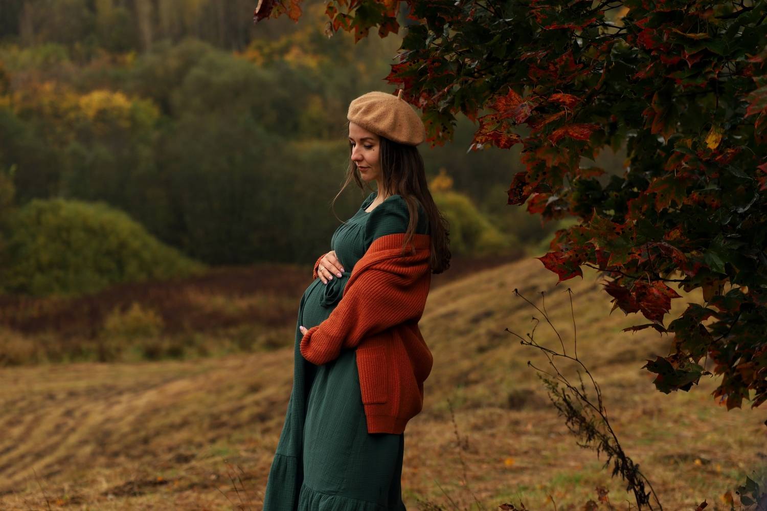 молодая женщина, беременность, осень, холмы, бежевый, бордовый. берет, листья, Наталья Герцен